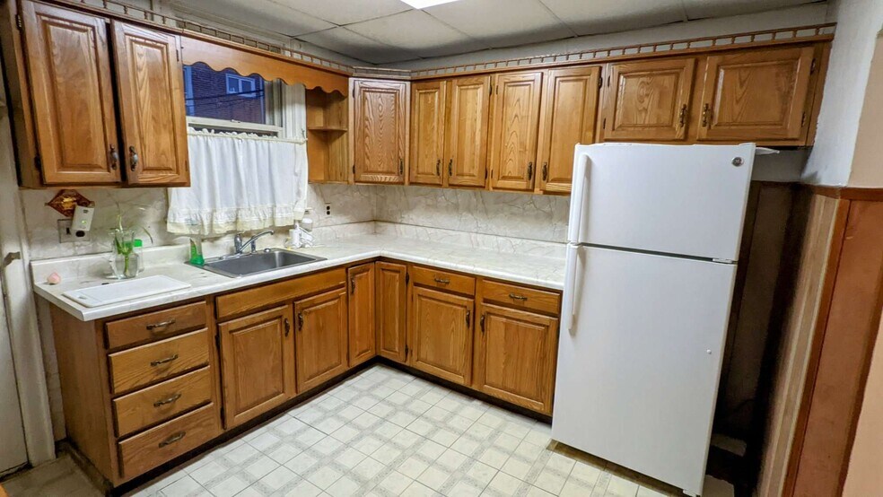 Building Photo - 103 W Spencer Ave