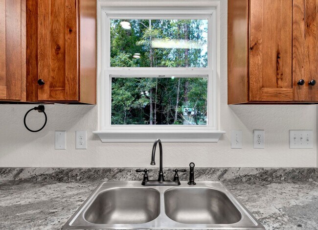 Building Photo - MOVE IN SPECIAL 1/2 off 1st months rent!!!!