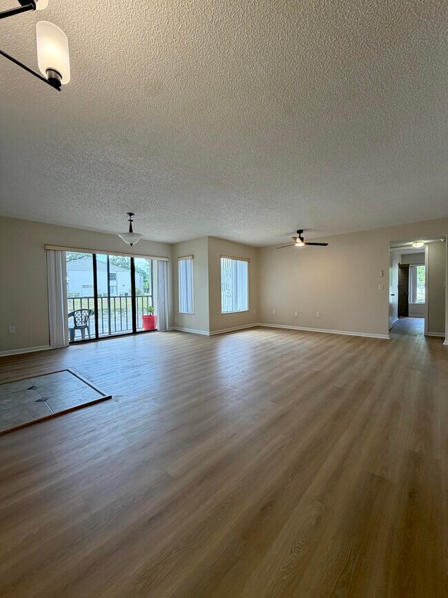 Building Photo - 2575 Pine Ridge Way S