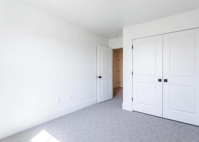 Building Photo - Stunning 3 Bedroom in Beautiful Desert Color Community