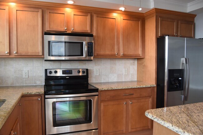 Building Photo - 1238 Hillsboro Mile