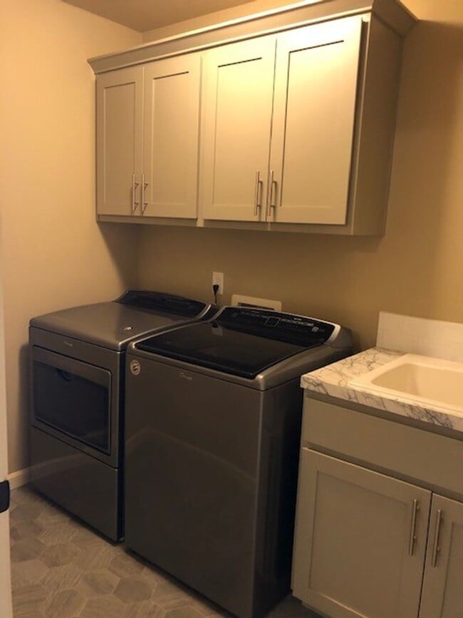 Building Photo - Like New Townhouse