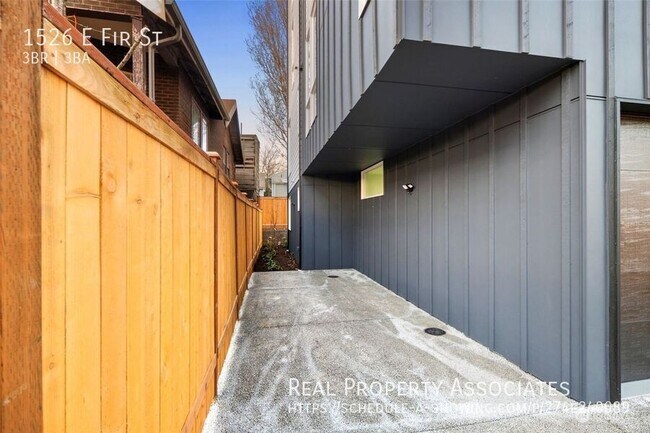 Building Photo - 1526 E Fir St