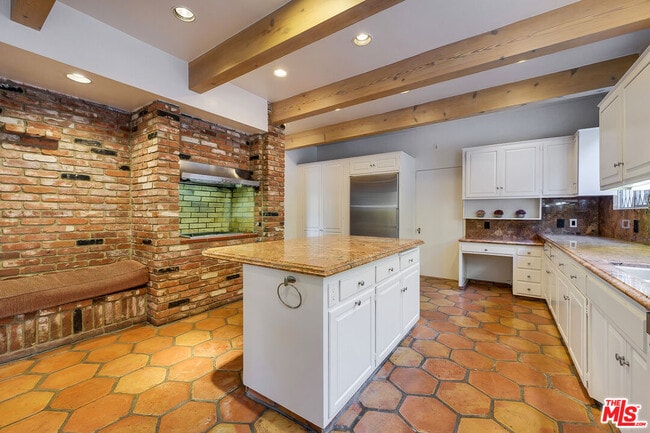 Building Photo - 630 Alta Dr