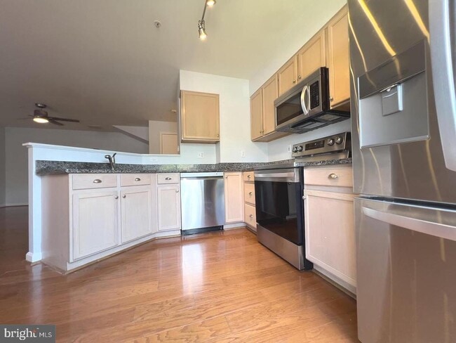 Building Photo - 4971 Clarendon Terrace
