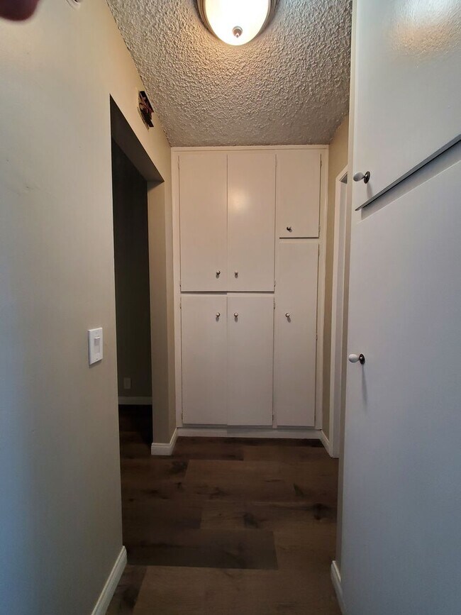 Building Photo - Spacious 1 Bedroom 1 Bath Upstairs Apartment