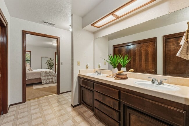 Building Photo - $500.00 off 1st Mo Rent: Move In Special! Quiet & Central Neighborhood - 3 Bedroom 2 Bathroom - L...