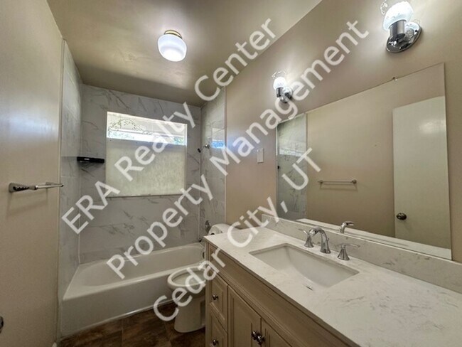 Building Photo - Move in Discount! Charming Ranch Style Single Family Home