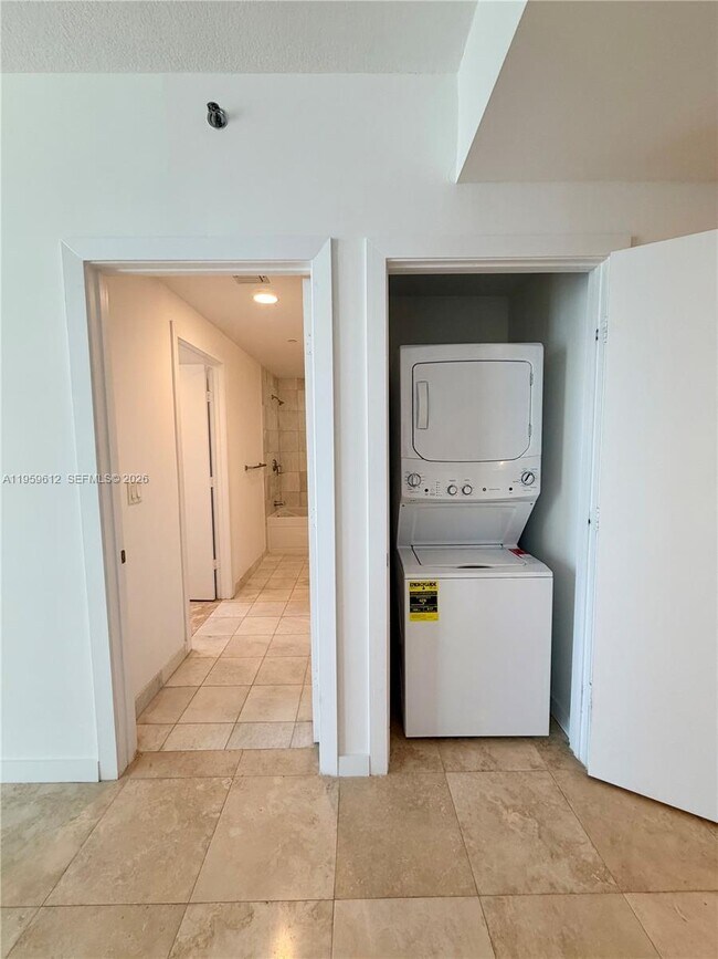 Building Photo - 1060 Brickell Ave