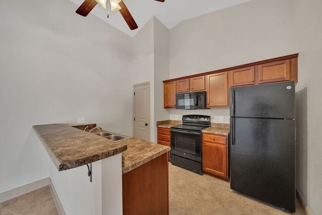 Building Photo - Hillrise Apartment 1 BR/1.5 Bath One Level with Attached Garage