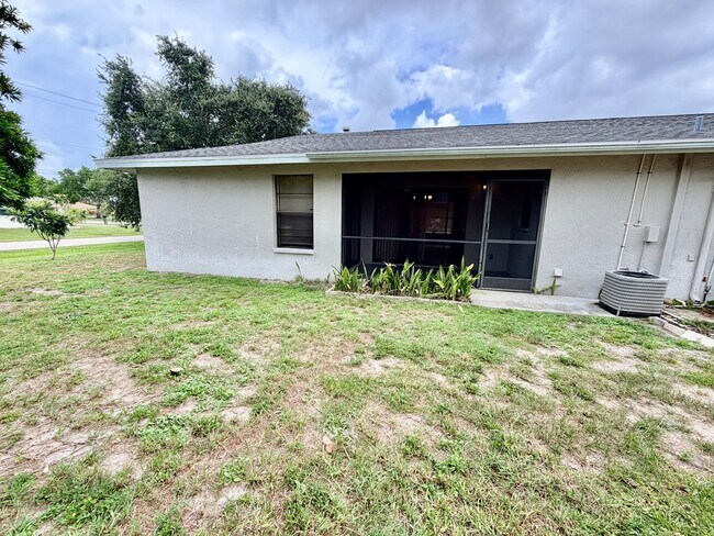Building Photo - 2 Bedrooms 2 Bath Duplex in Cape Coral