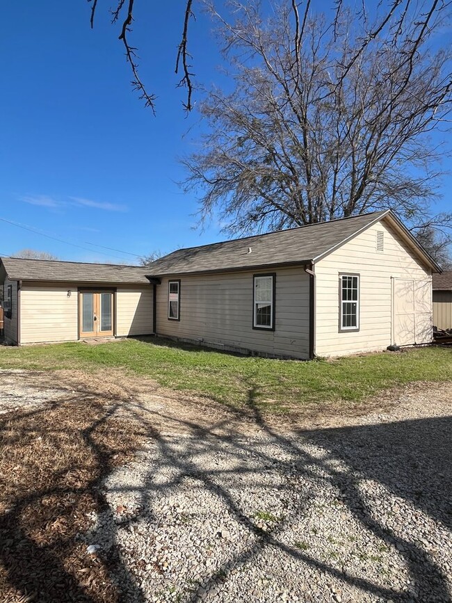 Building Photo - Historic neighborhood - 2/1 - Pets Welcome...