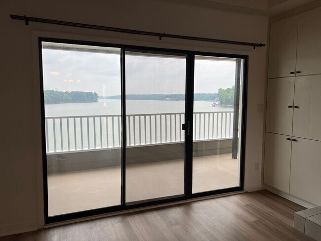 Building Photo - Beautiful waterfront condo on Lake Wylie!