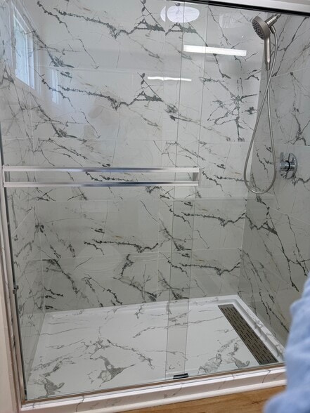 Shower1 - 11307 Miranda St