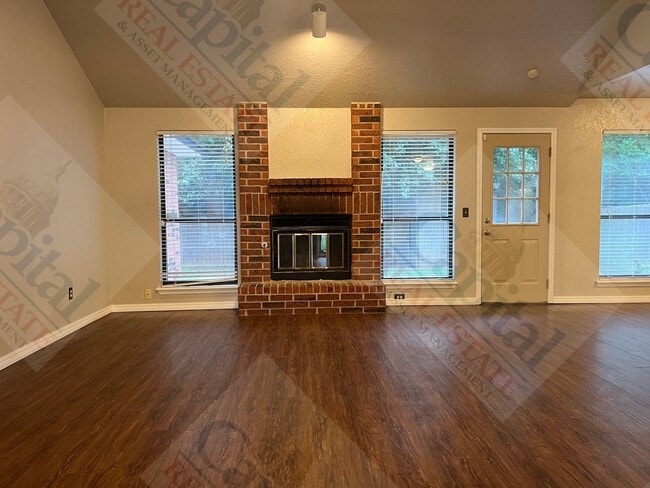 Building Photo - Charming 3 Bedroom