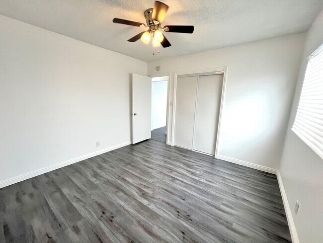 Building Photo - Small