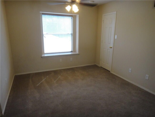 Building Photo - 809 Chiselpoint Cove