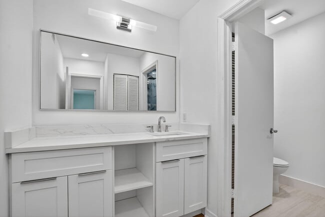 Building Photo - 1010 NE 8th Ave