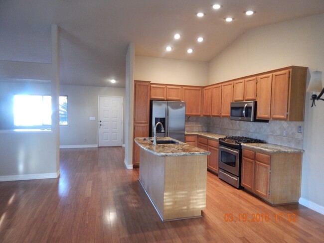 Building Photo - Beautiful Ridgecrest Home, 3 Bedroom + Bon...