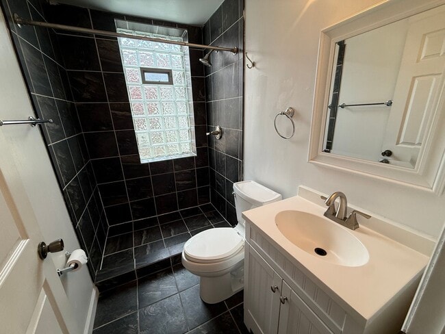 Building Photo - Luxury Home - South Side Flats