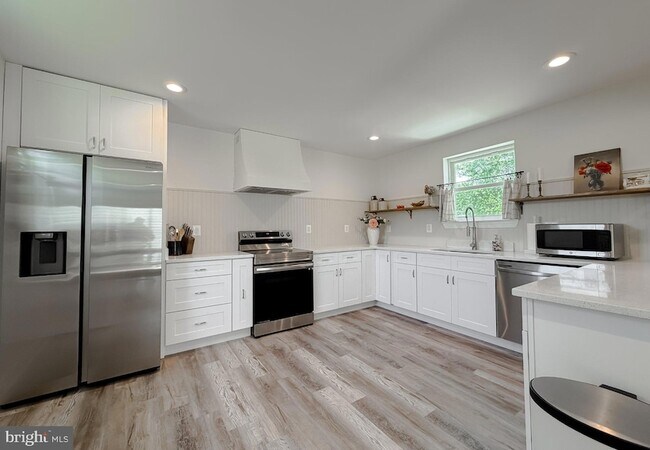 Building Photo - 4985 Solomons Island Rd