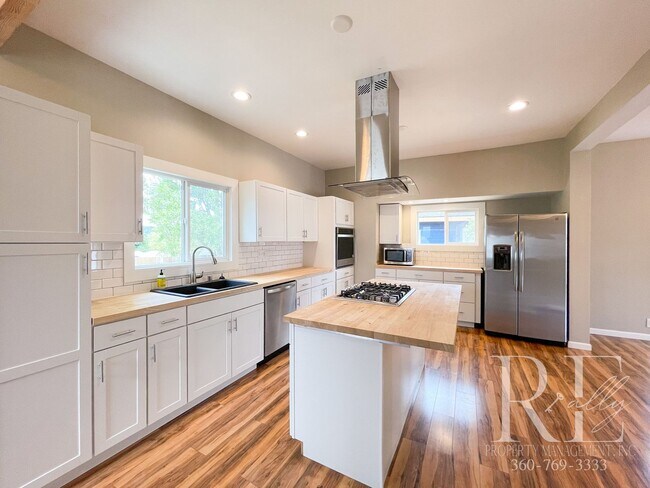 Building Photo - 3BR Bremerton Home with Vintage Charm & Mo...