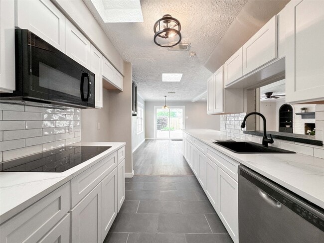 Building Photo - 15002 Torry Pines Rd