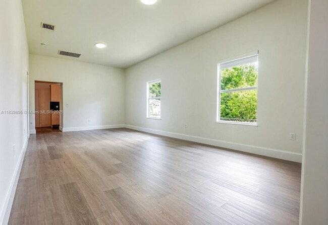 Building Photo - 125 Frow Ave