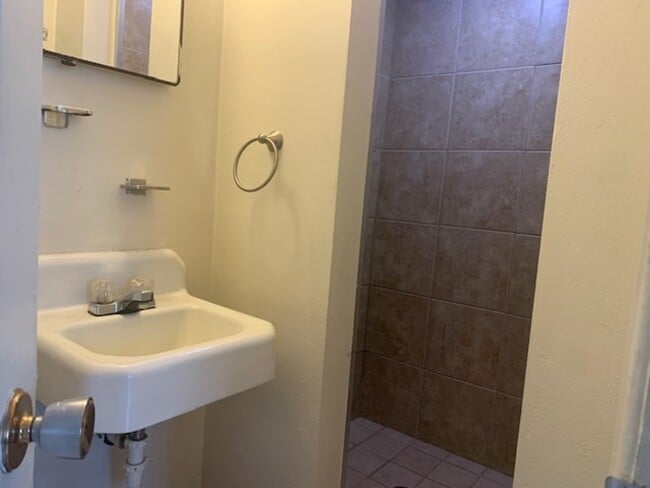 Building Photo - 3026 NE Douglas Ave