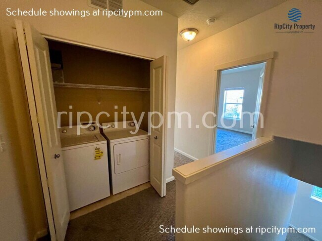 Building Photo - 1090 SW 170th Ave