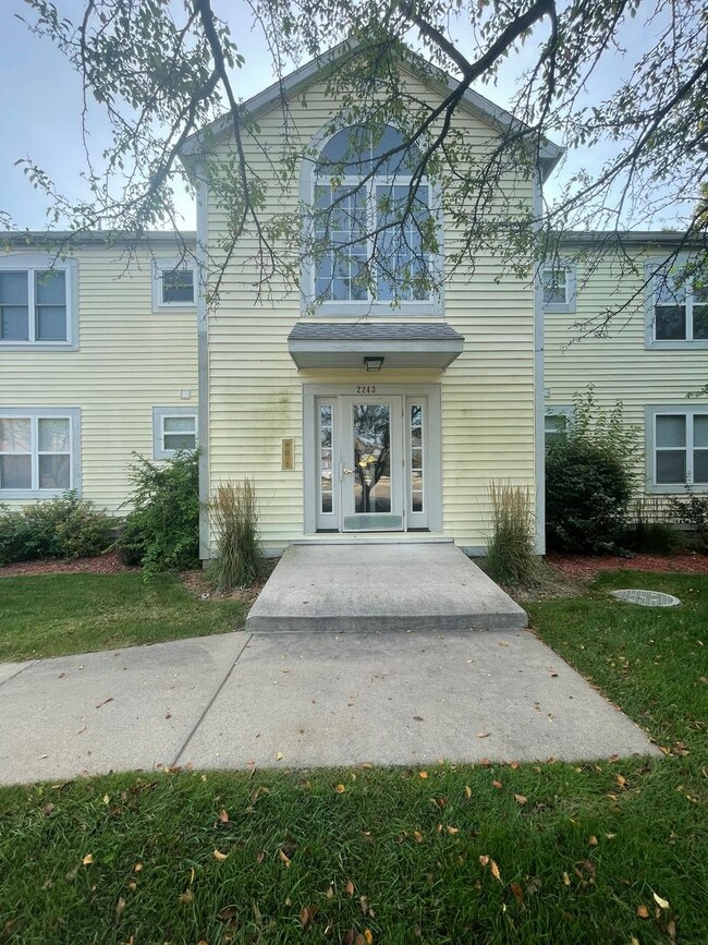 Building Photo - Three Bedroom Two Bath Condo | Laundry, Parking, & Central AC