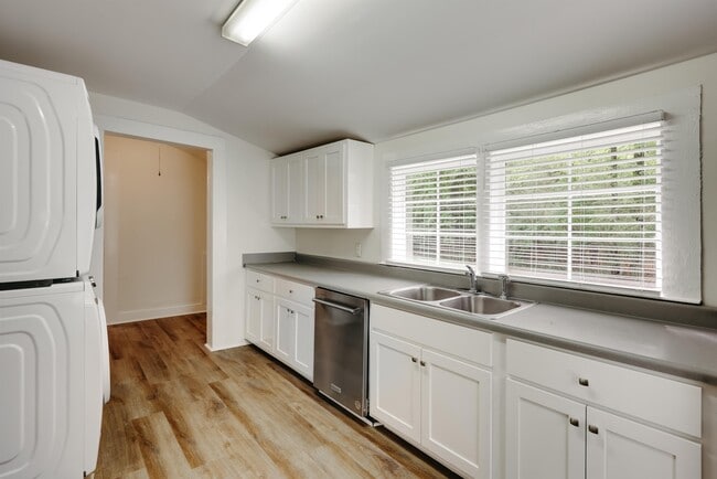 Building Photo - 505 Cherokee Rd