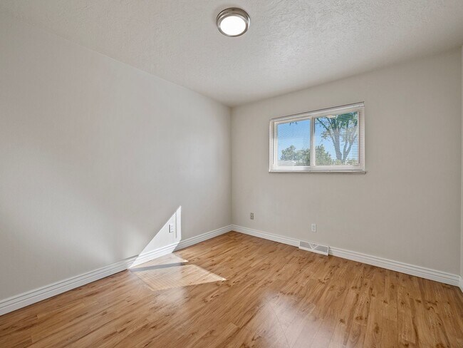 Building Photo - Charming 2-Bed, 1-Bath Duplex in Greeley, CO!