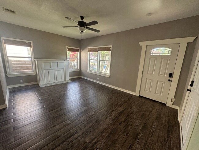 Building Photo - Lovely 3 Bedroom, 2 Bath Bungalow in the H...