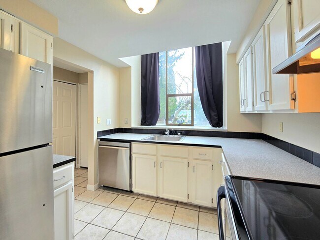 Building Photo - 2 Bedroom Townhome in Marysville Now Available!