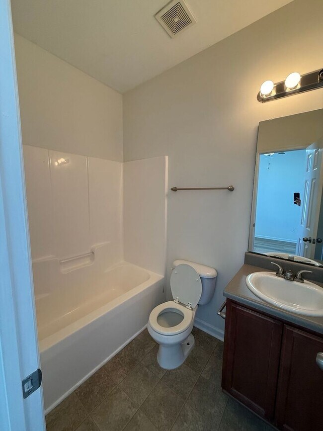 Building Photo - Nice 2 bedroom, 2.5 bath townhouse