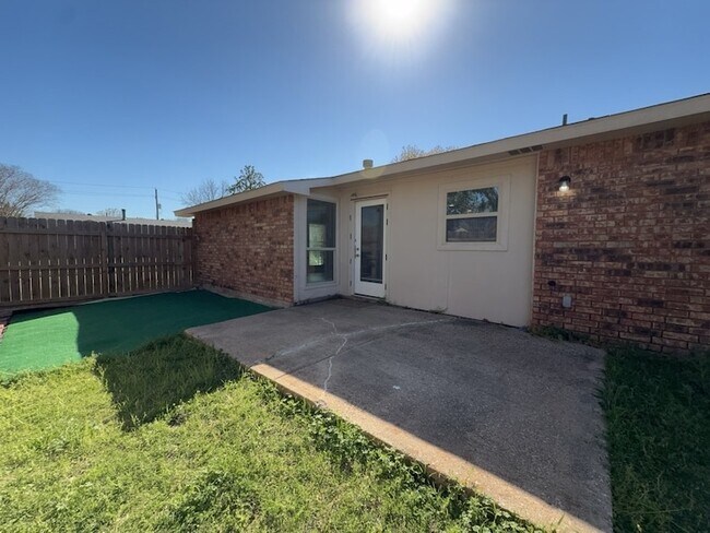 Building Photo - 8917 Vernon Dr