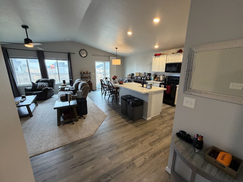 Building Photo - 1840 SW Sparrow Pl