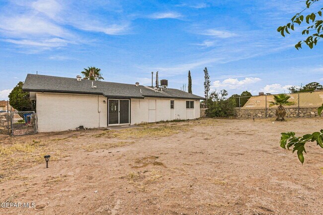 Building Photo - 11524 Meadowbrook Dr