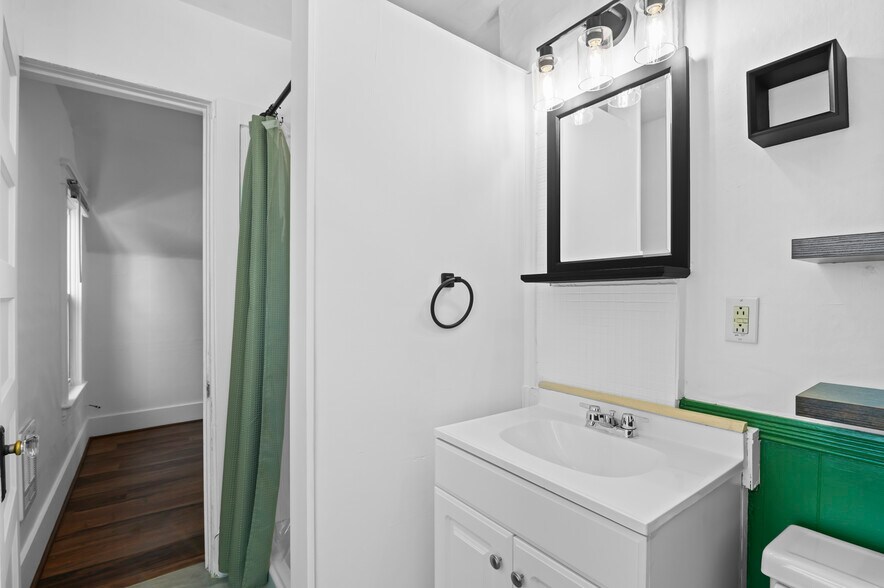 Bathroom - 3411 Lombard Ave