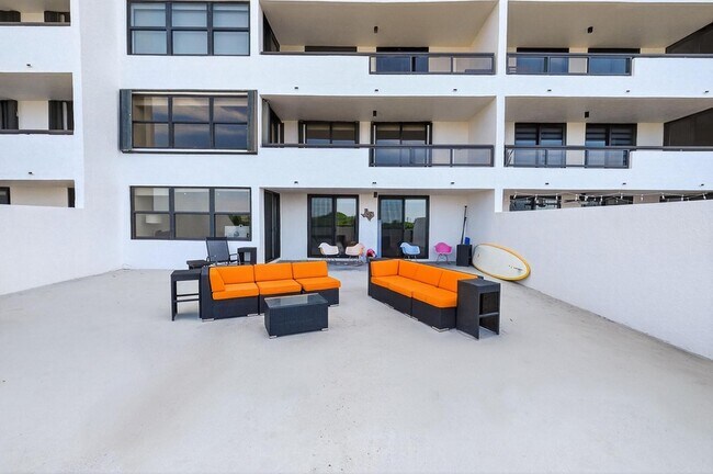 Building Photo - 2555 Collins Ave