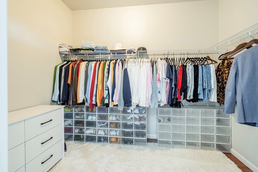 Building Photo - 13 Oak St