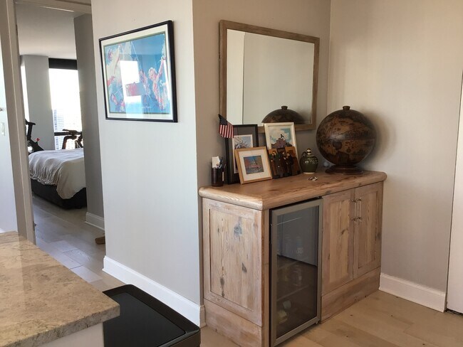 Building Photo - 1660 N La Salle Dr