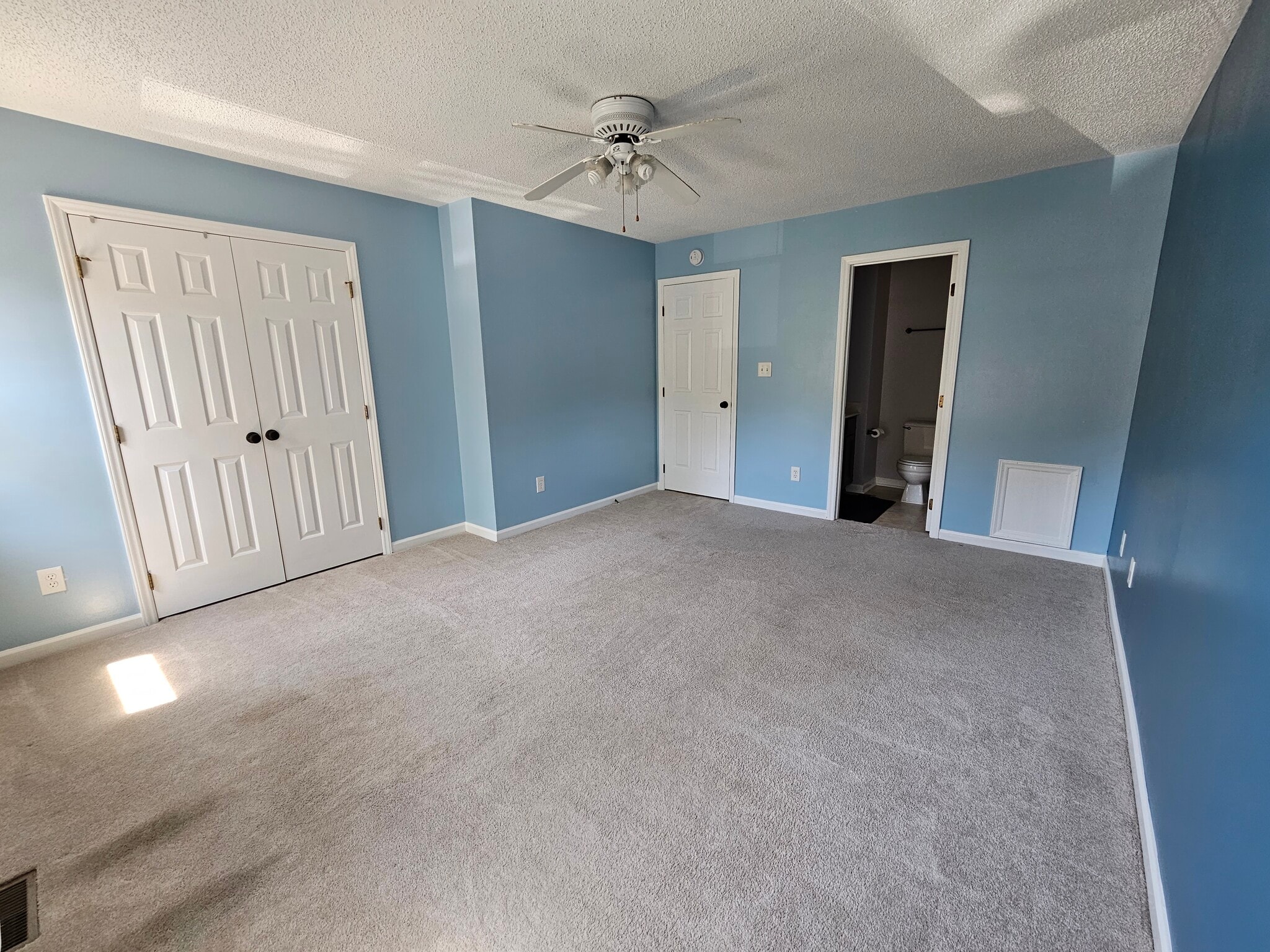 Building Photo - 117 Forest Oaks Dr