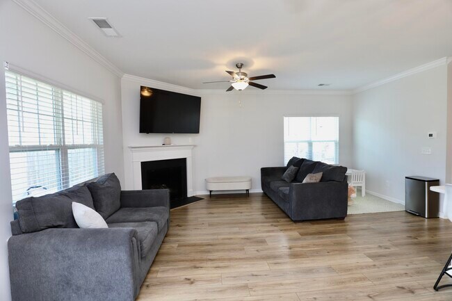 Building Photo - 1052 Ashcroft Cir