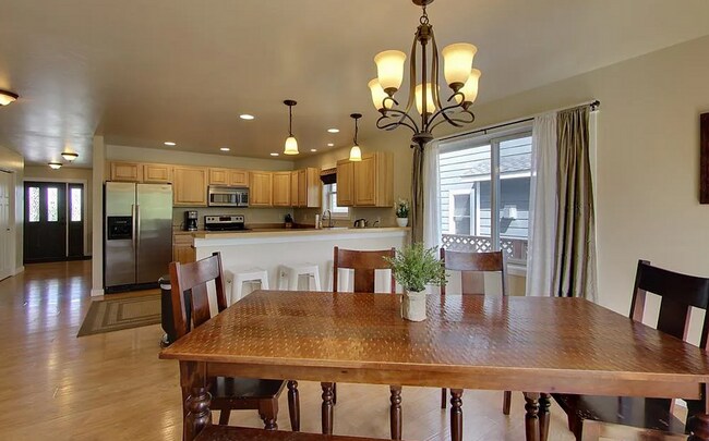 Building Photo - Beautiful Single Family Home!