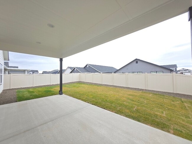 Building Photo - Elegant Nampa Home