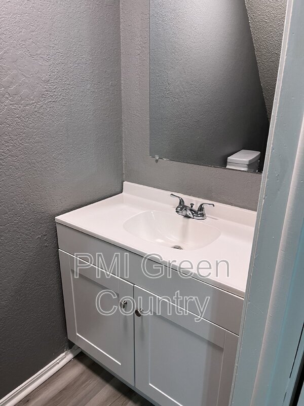 Building Photo - 404 E Redwood St