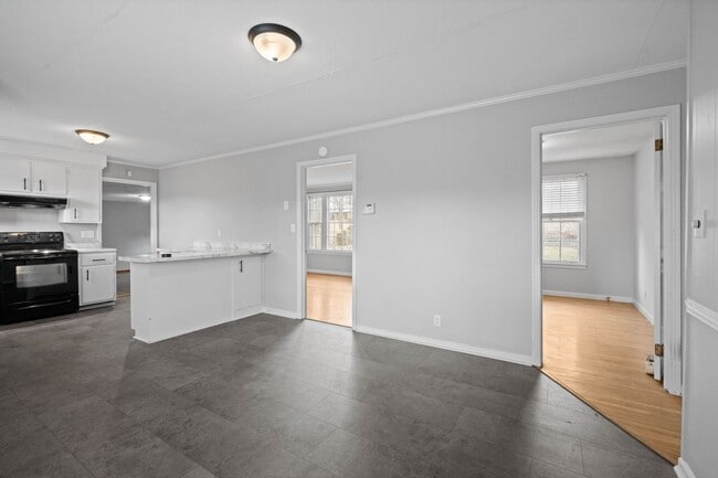 Building Photo - 3 Bedroom Pet Friendly Home For Rent in St. B Area!