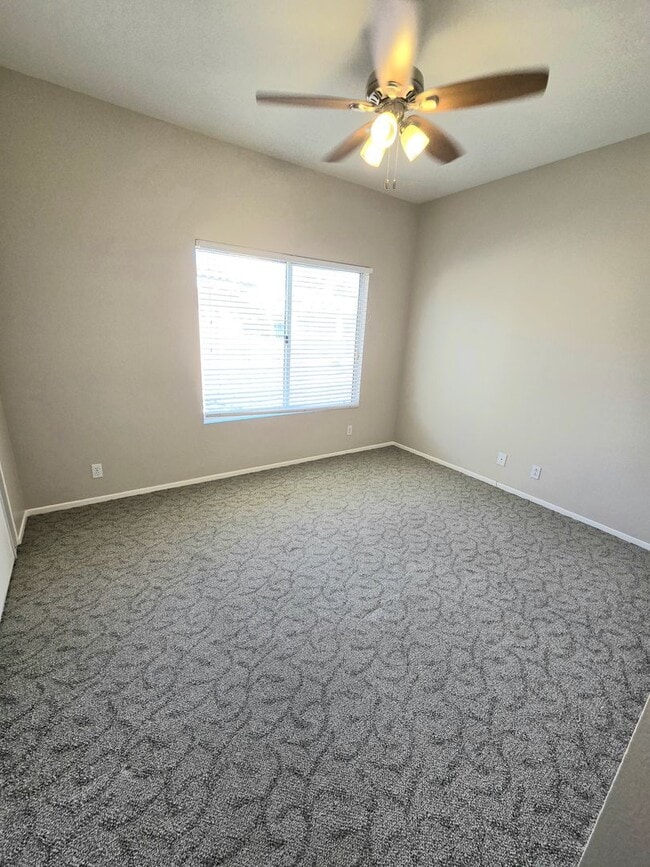 Building Photo - Large and spacious 3 bedroom townhouse with garage!